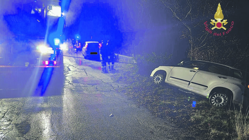 Auto fuori strada sulla provinciale, conducente incastrato estratto dai Vigili del Fuoco