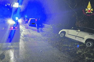 Auto fuori strada sulla provinciale, conducente incastrato estratto dai Vigili del Fuoco