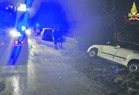Auto fuori strada sulla provinciale, conducente incastrato estratto dai Vigili del Fuoco