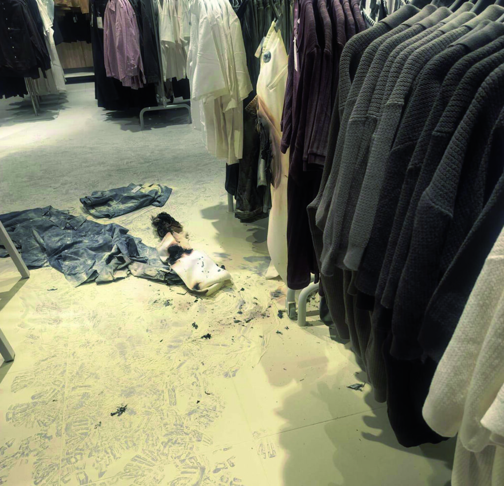 Cerca di squagliare l’antitaccheggio ma dà fuoco ai vestiti: paura da H&M