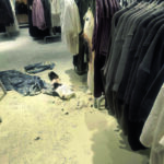 Cerca di squagliare l’antitaccheggio ma dà fuoco ai vestiti: paura da H&M