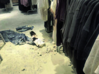 Cerca di squagliare l’antitaccheggio ma dà fuoco ai vestiti: paura da H&M