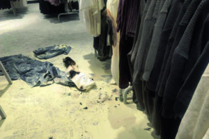 Cerca di squagliare l’antitaccheggio ma dà fuoco ai vestiti: paura da H&M