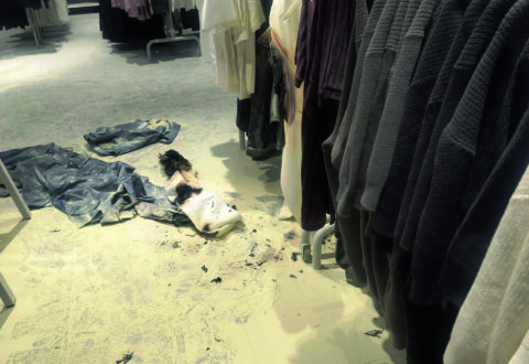 Cerca di squagliare l’antitaccheggio ma dà fuoco ai vestiti: paura da H&M