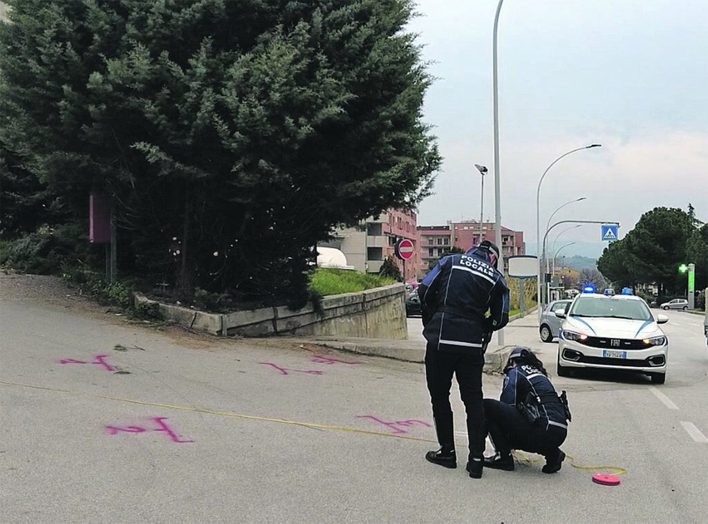 Scooter contro auto in via Puglia, centauro 18enne finisce in ospedale