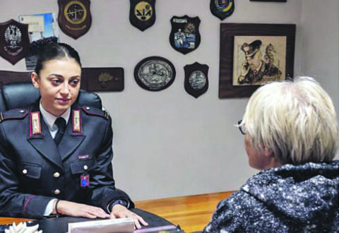 Picchia la madre invalida, figlio violento arrestato in flagranza