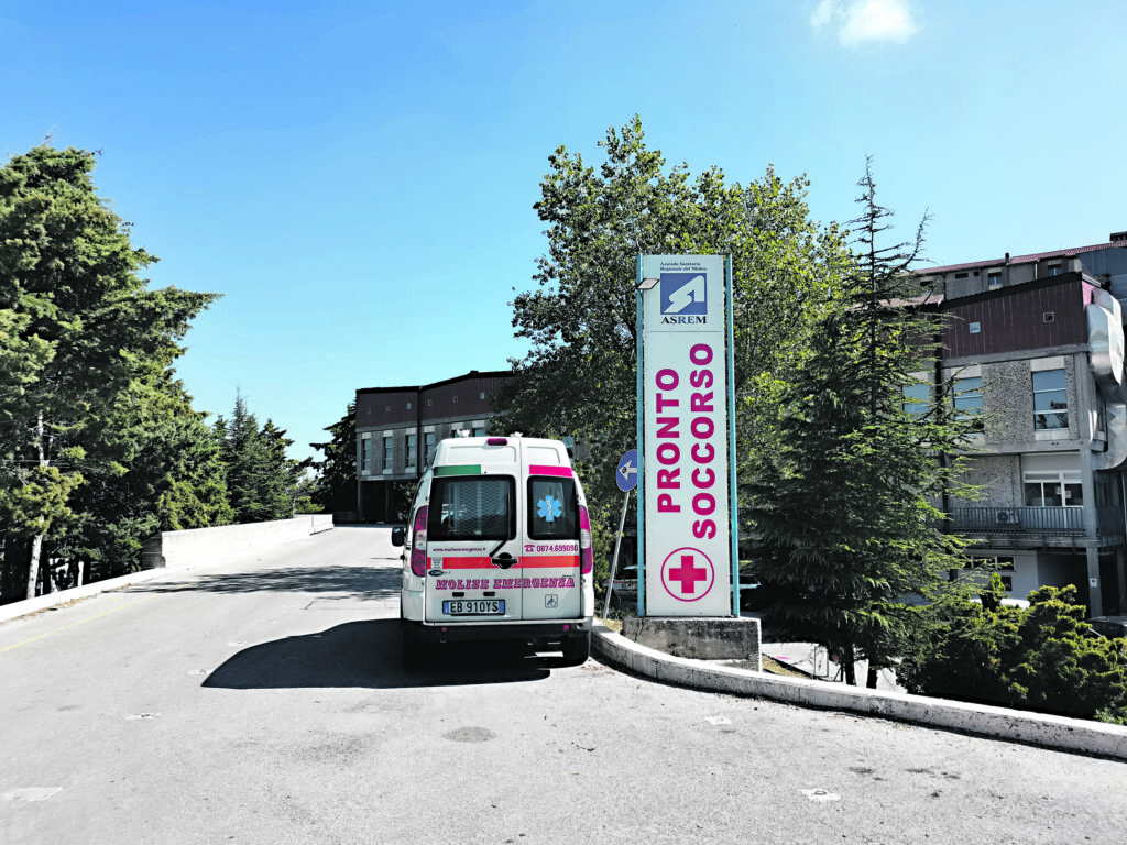 Si alleggerisce la posizione dei cinque medici indagati