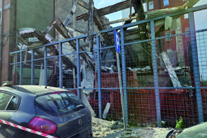 Il vento sferza il capoluogo, danni in tutta la provincia