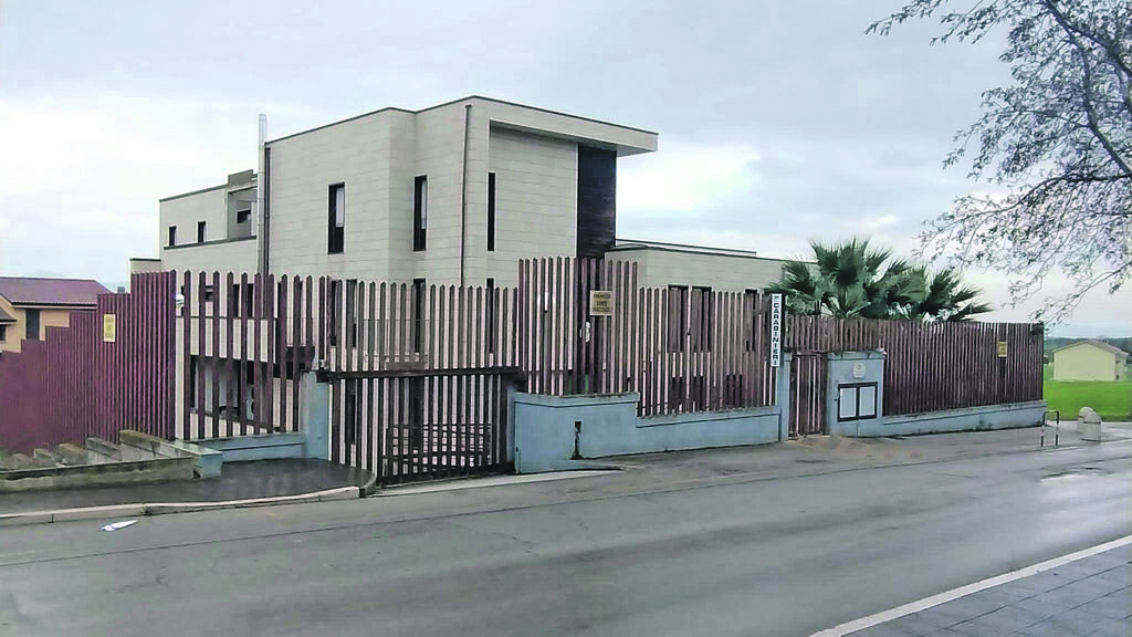 Giovane romeno in gravi condizioni, due arresti