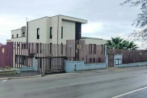 Giovane romeno in gravi condizioni, due arresti