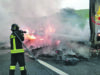 Camion con materiale isolante prende fuoco sull’autostrada
