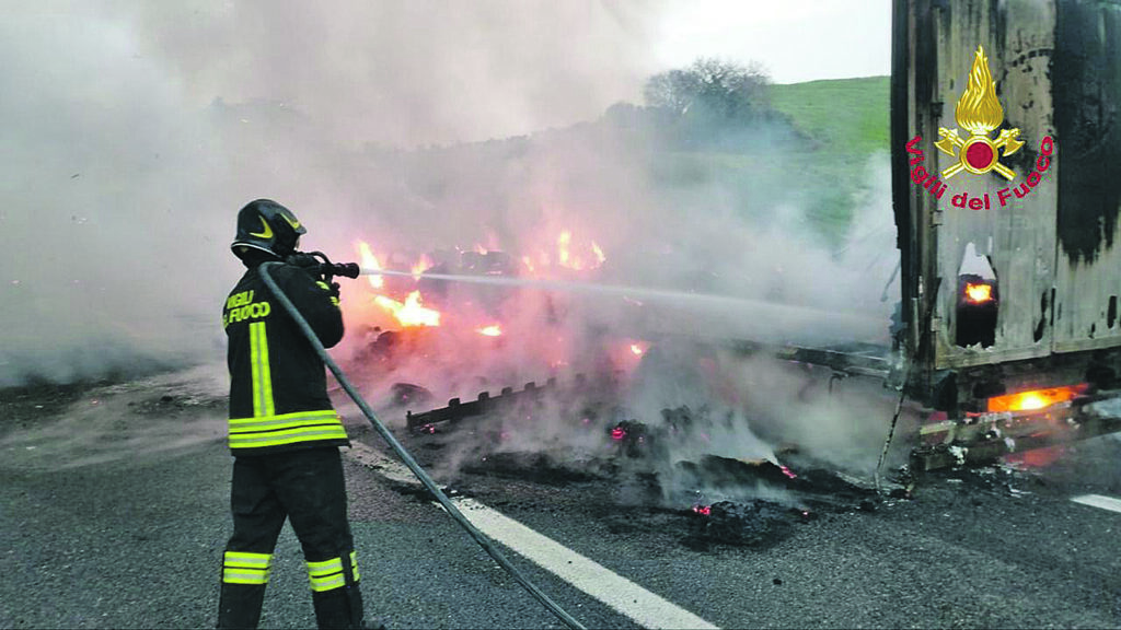 Camion con materiale isolante prende fuoco sull’autostrada