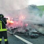 Camion con materiale isolante prende fuoco sull’autostrada