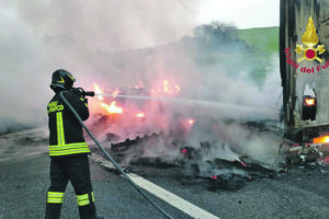 Camion con materiale isolante prende fuoco sull’autostrada
