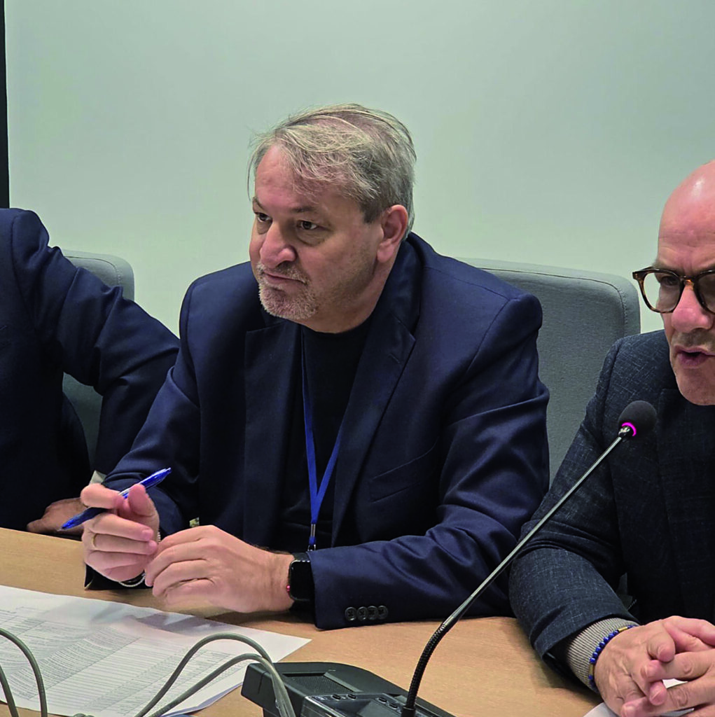 Roberti non lascia ma raddoppia: «Parlare meno, lavorare di più»