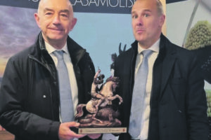 Casa Molise saluta Sanremo e dona al sindaco la statua di San Giorgio