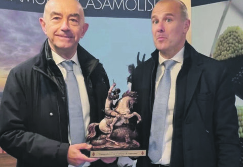 Casa Molise saluta Sanremo e dona al sindaco la statua di San Giorgio