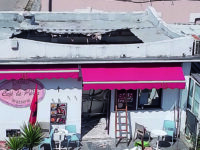 Crolla il solaio del Cafè de Paris, il titolare fa uscire tutti e resta sotto le macerie