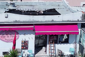 Crolla il solaio del Cafè de Paris, il titolare fa uscire tutti e resta sotto le macerie