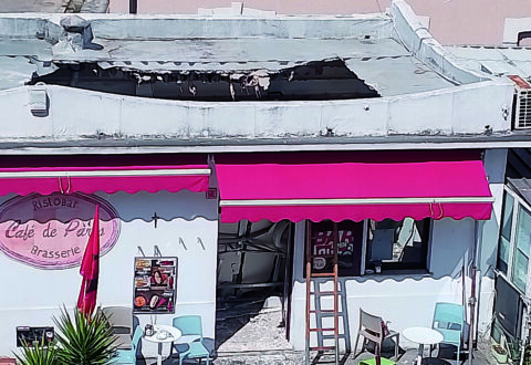 Crolla il solaio del Cafè de Paris, il titolare fa uscire tutti e resta sotto le macerie