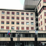 Acqua, Manolo Sacco si incatena in via Berta