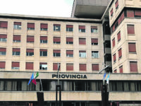 Acqua, Manolo Sacco si incatena in via Berta