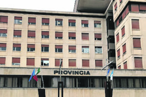 Acqua, Manolo Sacco si incatena in via Berta