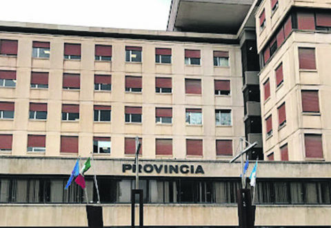 Acqua, Manolo Sacco si incatena in via Berta