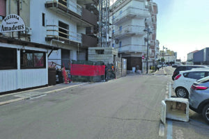 Il vento provoca danni e disagi sulla costa: alberi a terra e cantieri a rischio