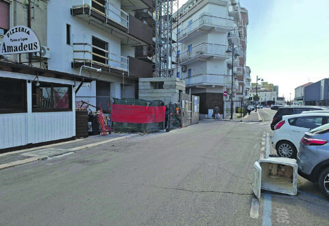 Il vento provoca danni e disagi sulla costa: alberi a terra e cantieri a rischio