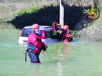Intrappolato con l’auto nel sottopasso allagato, anziano salvato dai vigili del fuoco