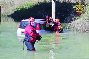 Intrappolato con l’auto nel sottopasso allagato, anziano salvato dai vigili del fuoco