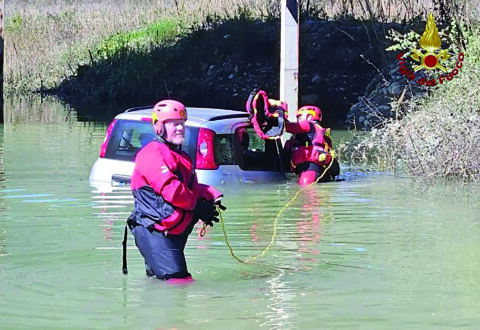 Intrappolato con l’auto nel sottopasso allagato, anziano salvato dai vigili del fuoco