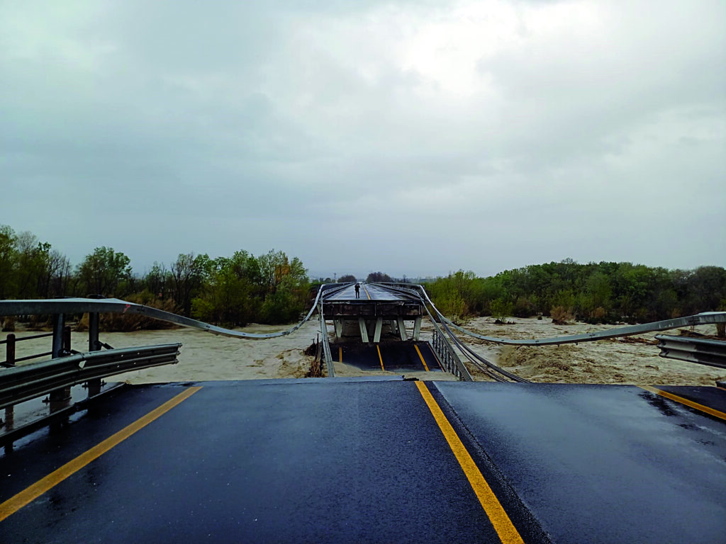 Crolla il ponte sul fiume Trigno, si cerca un’auto: non si escludono vittime