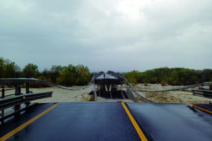 Crolla il ponte sul fiume Trigno, si cerca un’auto: non si escludono vittime