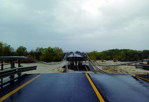 Crolla il ponte sul fiume Trigno, si cerca un’auto: non si escludono vittime