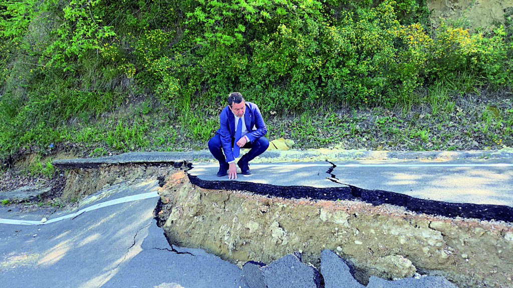 Salvini ispeziona ponte crollato e frana a Petacciato: «Riaperture in tempi record»