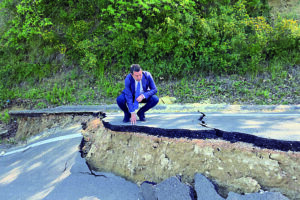 Salvini ispeziona ponte crollato e frana a Petacciato: «Riaperture in tempi record»