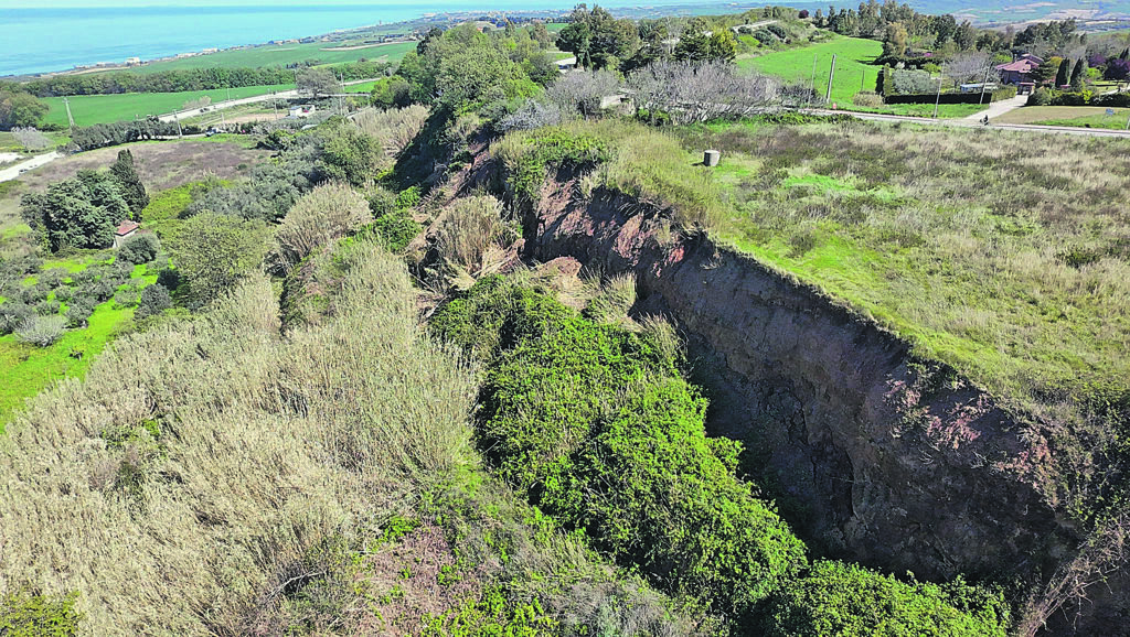 La bestia beffa promesse e burocrazia: si muove a un passo dall’avvio dei lavori