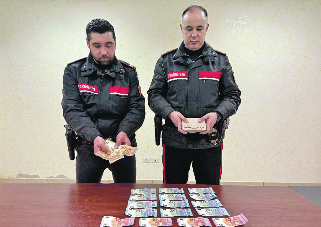 Paga con banconote false e ruba il portafogli alla cassiera