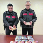 Paga con banconote false e ruba il portafogli alla cassiera