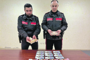 Paga con banconote false e ruba il portafogli alla cassiera