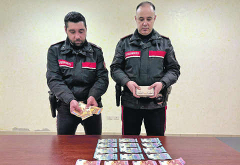 Paga con banconote false e ruba il portafogli alla cassiera