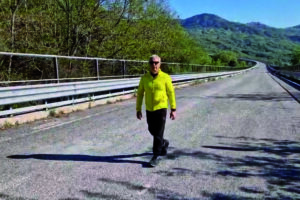 A piedi sul ponte Sente chiuso per donare il sangue