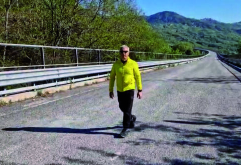 A piedi sul ponte Sente chiuso per donare il sangue