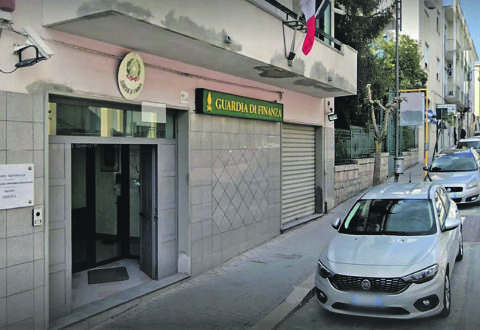 Droga, sequestrati oltre cinque chili di marijuana
