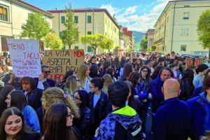 Sanità, studenti in piazza contro il taglio del Punto nascita