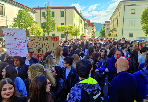 Sanità, studenti in piazza contro il taglio del Punto nascita