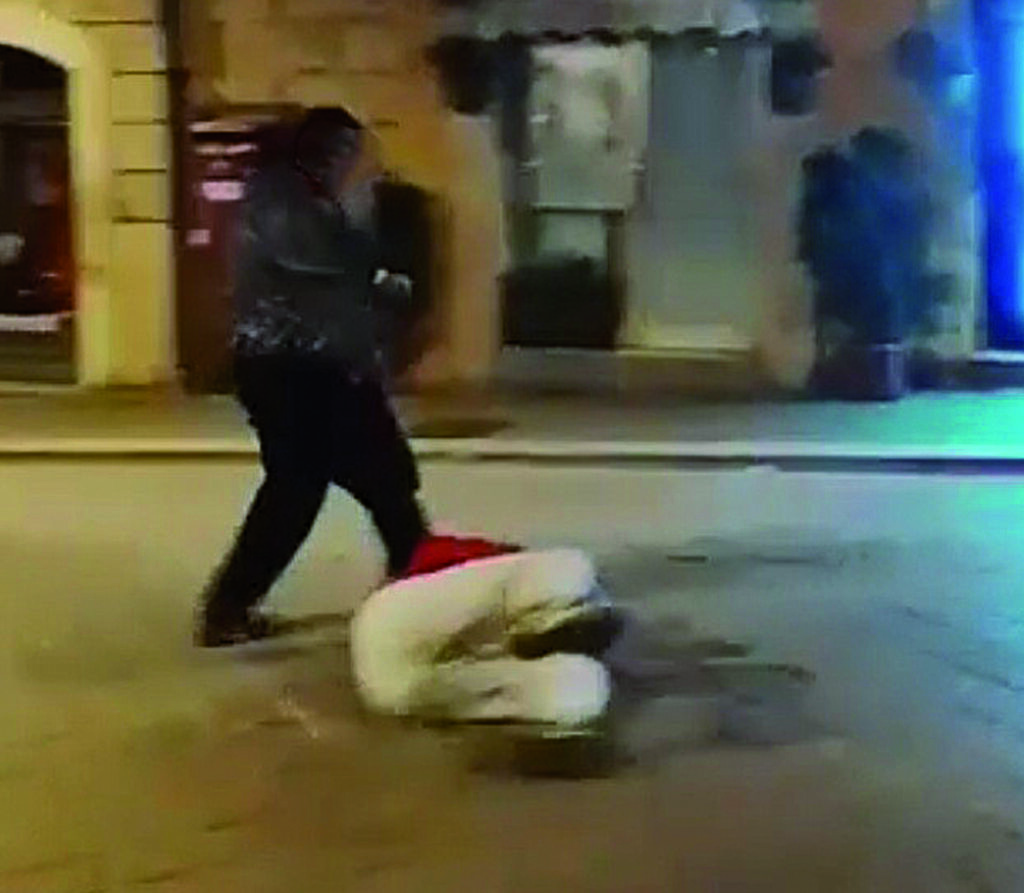 Pestato e filmato per i social: identificati i tre giovani del branco